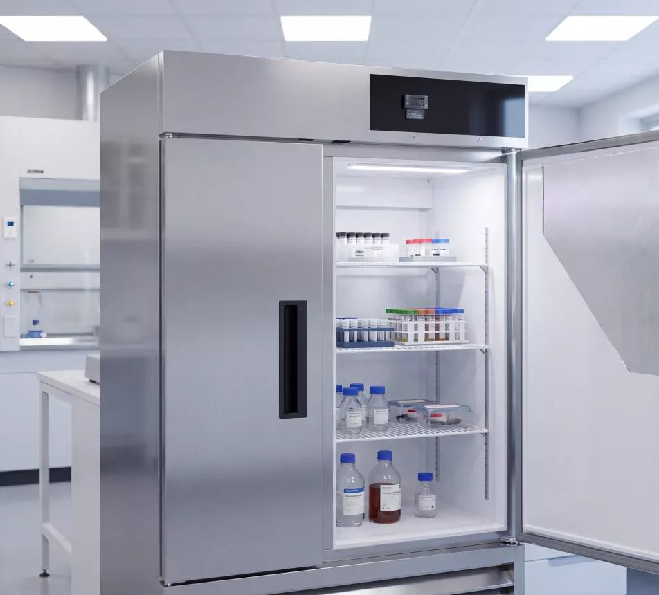 chauffage & refroidissement - Laboratorium met une grande armoire réfrigérée ouverte, contenant des échantillons.