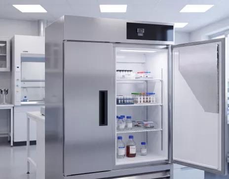 chauffage & refroidissement - Laboratorium met une grande armoire réfrigérée ouverte, contenant des échantillons.